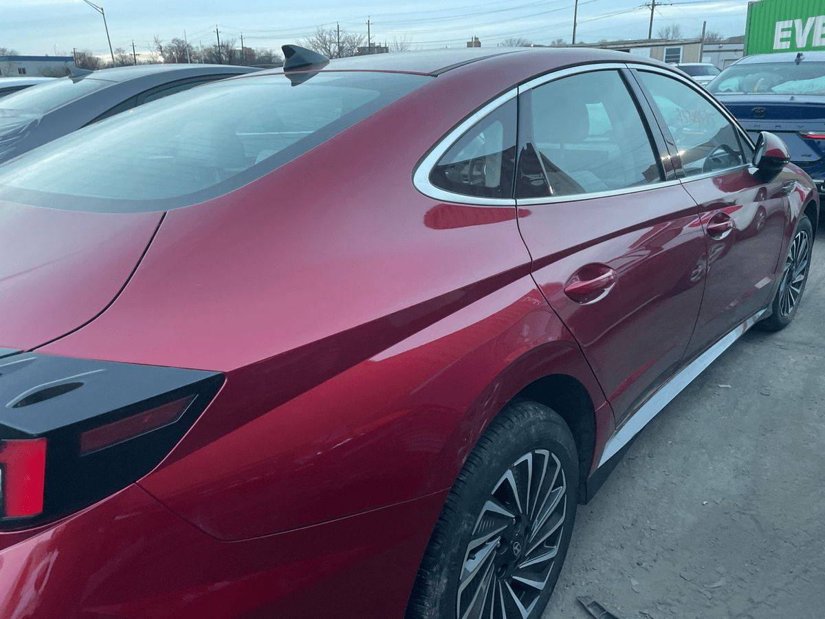 الي يدور سوناتا كليين بدون حادث و بسعر السوك بالداخل
للبيع – هيونداي سوناتا هايبرد 2024 (الشكل الجديد)  
🚗 السيارة كلين مثل ما تشوفون  
كارفاكس موجود وسليم
لون كرزي مميز 🍒 
📅 موعد الوصول: الخميس 19/2/2026  
(الاسبوع القادم)

التفاصيل المالية:  
(مرك + ضريبة + تعقيب كامل) 40 ورقة  
- نقل السيارة: 18 – 20 ورقة  
- سعر السيارة (الفاتورة): 143 ورقة  
ترقيم 180 الف
تريد ابيعك بفاتورتها تريد بنقلها

للاستفسار والتواصل:  
- واتساب: ***********  
- اتصال مباشر: ***********
