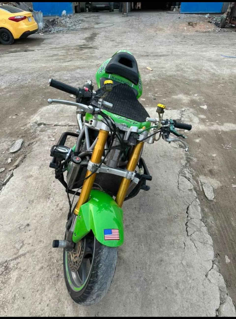 السلام عليكم
بطح كاوسكي 2004
مامفتوحه سبانه ماممدوده عليها 
الدراجه شغاله فأر بيها  يطغ الدراجه شي عله شي كامله بس هذا عيبها كامله من كلشي 
شاصي بواري
عنواني بغداد الشعب 
للأتصال *********** 
السعر 500 ألف قفل لجأ بدون تعامل متواجد واتساب فقط
