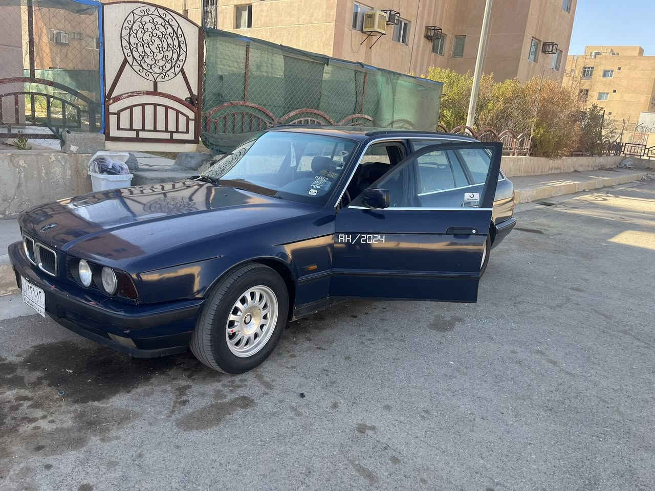 كير  عادي سلام عليكم حبايب قلبي قبل كلشي اقرى للاخير واسف الى اطاله ماحب اطرح العالم ازواجه وضحك عليهم وكلشي بي اكلك سيارتي  موديل ١٩٩٤ لحد الان ٣ اشخاص مشترينه يعني سياره بيد ٣ اشخاص محرك سمس يابني. ويرات گير شرط محرك بي صوط فيلس هاي عامتن مابي صوت بگن تبريد ثلج تدفئه شغال  كهربائيات كلهن شغال سياره يحتاج مصرف داخلي فد ٢٠٠$ هاي صراحه او يحتاج تحويل وها مكمل معاملتة تحويل او سياره مروجه وكامل اوراقه يمي حته عقد تحويل مسوي جاهز وصاحب سياره موجود يحول تحويل يكلفك ٥٠٠الف اقل هم الله شاهد ورسوله سياره فار عكه مكه بيه مموكفني رايح كربلاء مكان السياره كركوك سياره ماكلك نضيفه يعني كلش زينه 
سعره 
٥٠ ورقه بي  مجال محرك ٥٢٠ ستيشن 
كلشش اعتذر على اطاله لكن وضحت كلشي بما يكفي 
وهاذه رقم تلفوني ***********
