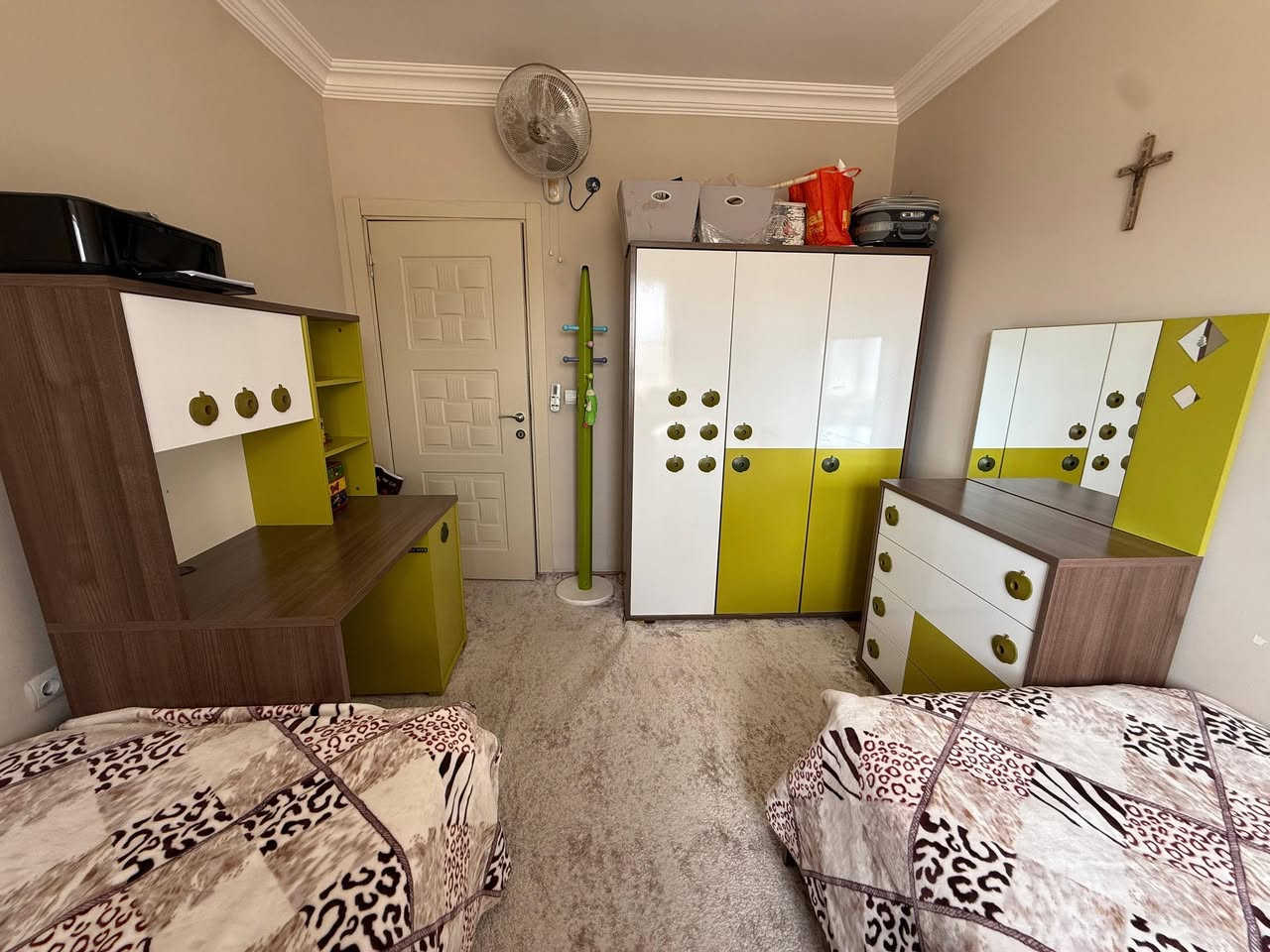 السلام عليكم
غرفة نوم شبابي ٨ قطع ماركة استقبال غرفة كلش نظيفة بدون دوشك
سعر ٣٠٠ دولار 
مكان دهوك 
***********
