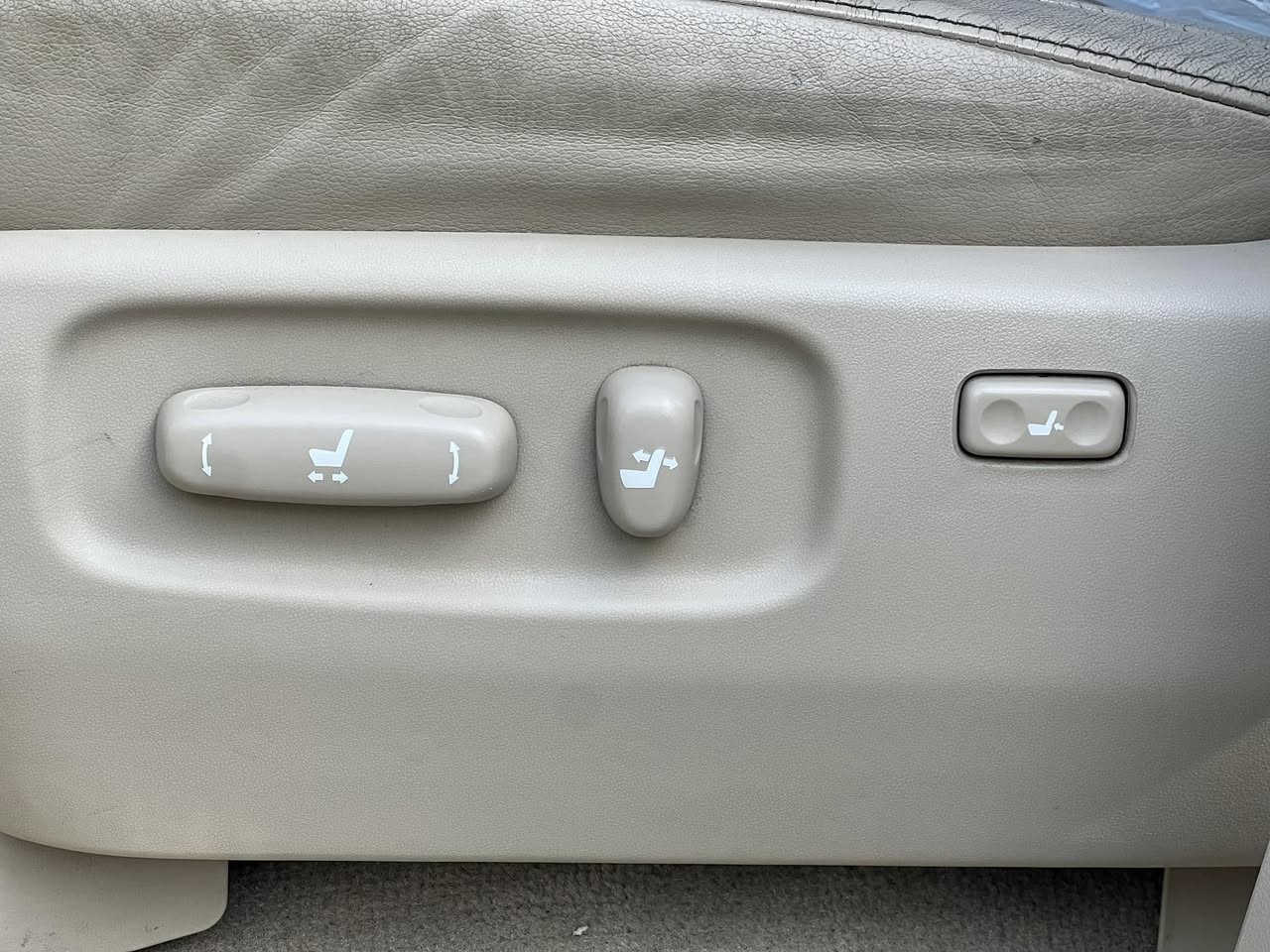 تيوتا لاندكروز موديل 2020ساز فول مواصفات 
5بصمات صندوك كهرباء رقم بغداد تحويل مباشر محرك 6سلندر ماشيه 100الف السياره كفاله عامه من اي ملاحظه حتئ الدعاميات مكاني الانبار الرمادي 
سعرها 550وبيها مجال 

‭0783 281 7280‬
