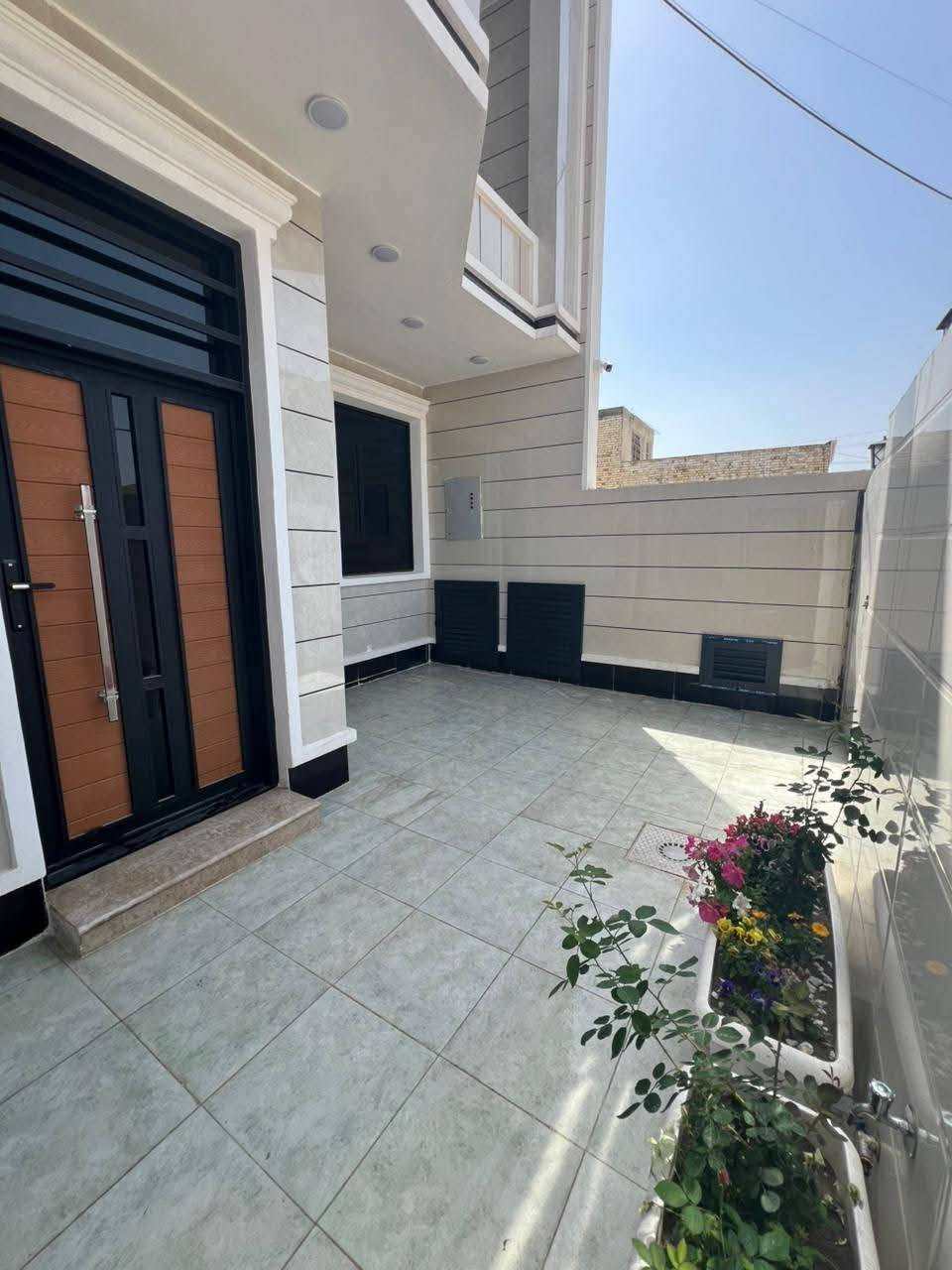 السلام عليكم بيت للبيع المساحه 150 متر بناء حديث طابقين ديكورات حديثه بيت جديد الموقع زعفرانيه بيت بنيه فرع 28 الاستفسار رقم ***********
