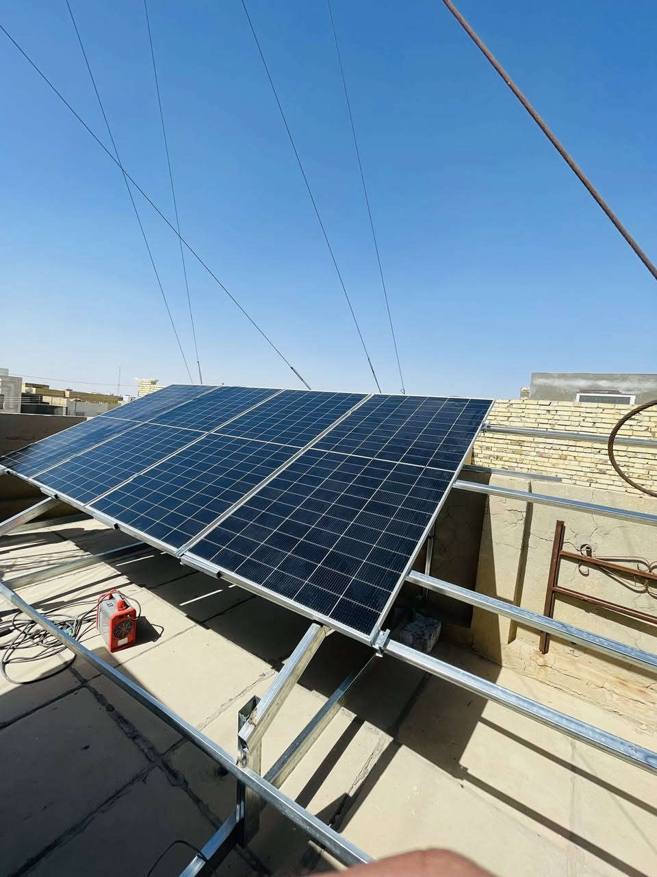 تم بحمد الله تنصيب منظومة طاقة شمسية في مدينة الناصرية ☀️⚡

مواصفات المنظومة:
🔹 4 ألواح شمسية قدرة اللوح 600 واط عالية الكفاءة
🔹 بطاريتين 200A لخزن الطاقة وتشغيل مستمر
🔹 انفرتر 2.7KW لتشغيل الأجهزة المنزلية بكفاءة

منظومة عملية ومناسبة للاستخدام اليومي وتخفف الاعتماد على المولدات والكهرباء الوطنية.

📍 الموقع: الناصرية
للاستفسار والحجز راسلنا على الخاص او الاتصال على 
***********
