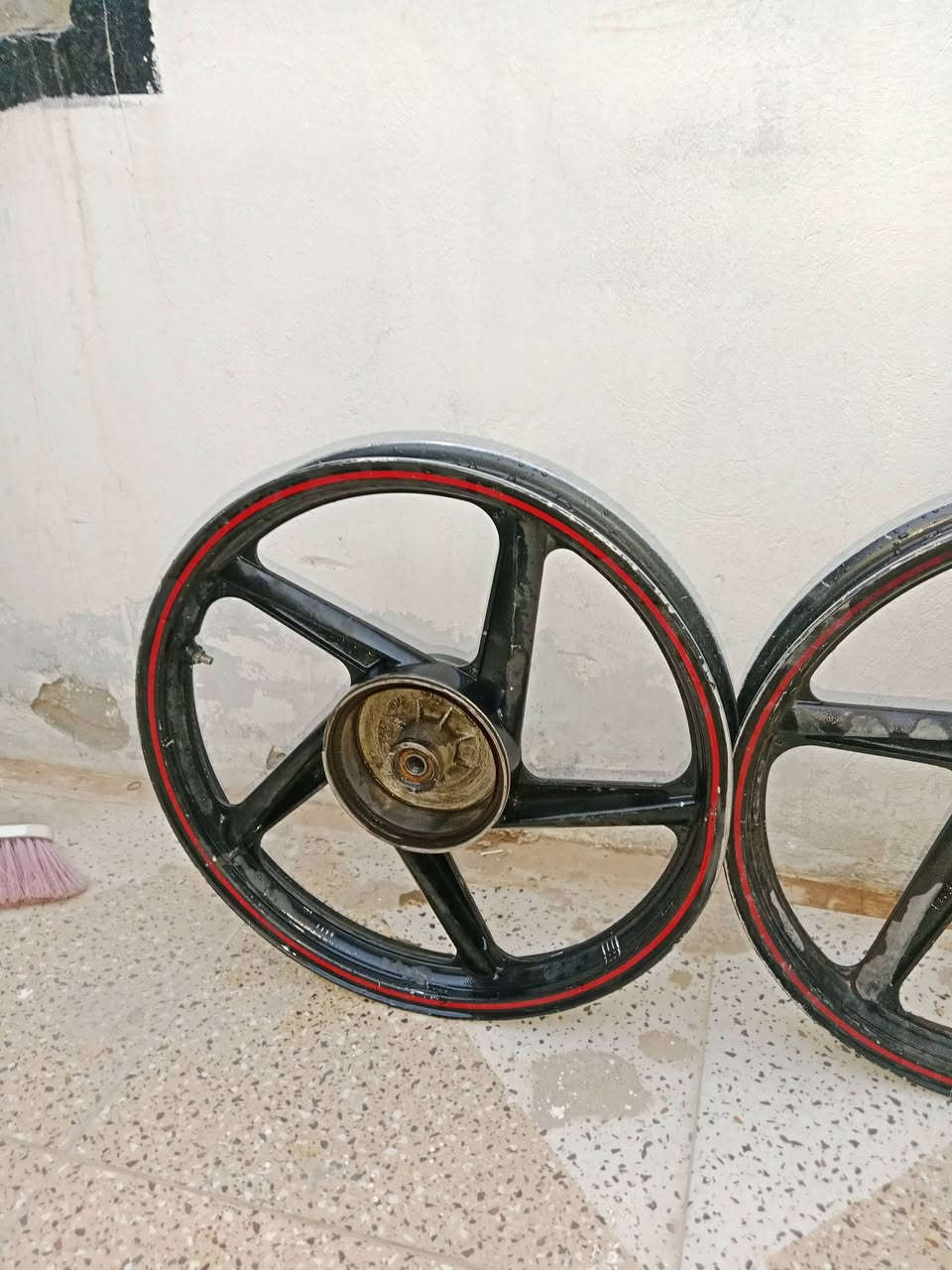 وياله خلفي عدد 2 دايون للبيع ثنينهن جدد مال 26 نضيفات شرط للبيع قيم بليرضي الله كلكم تدرون سعر الواحد ب بلسوك 55 قيمو بليرضي الله واخذوهن ثنينهن مكاني نجف حي نداء 
واتساب *********** 
اتصال ***********
