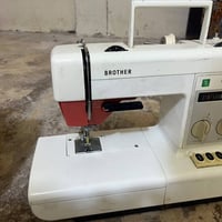 مكينة خياطه شغال نضيفه السعر 85وبيه مجال الرقم 07876108936
