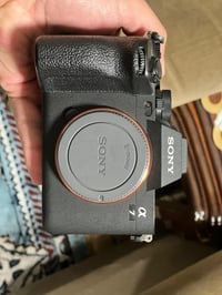 كاميرا sony a 7I V مع باكيت وحزام وبطارية ، نظيفه جدآ  السعر  (2مليون ...