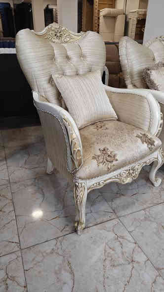 طخم رئاسي كلاسيك تركي مستعمل نظيف جدا جدا جدا 
طخم 10 نفرات خشب زان الاصلي مع ميز وسطي 
نظافة تقريبا 95% موديل حديث لون مميز
للطلب والاستفسار يرجى زيارة موقعنا في الموصل سايدين القادسية الاولى قرب جامع علي بن ابي طالب مقابل ملعب الأمواج أو الاتصال على الارقام التاليه 
***********
***********
***********
