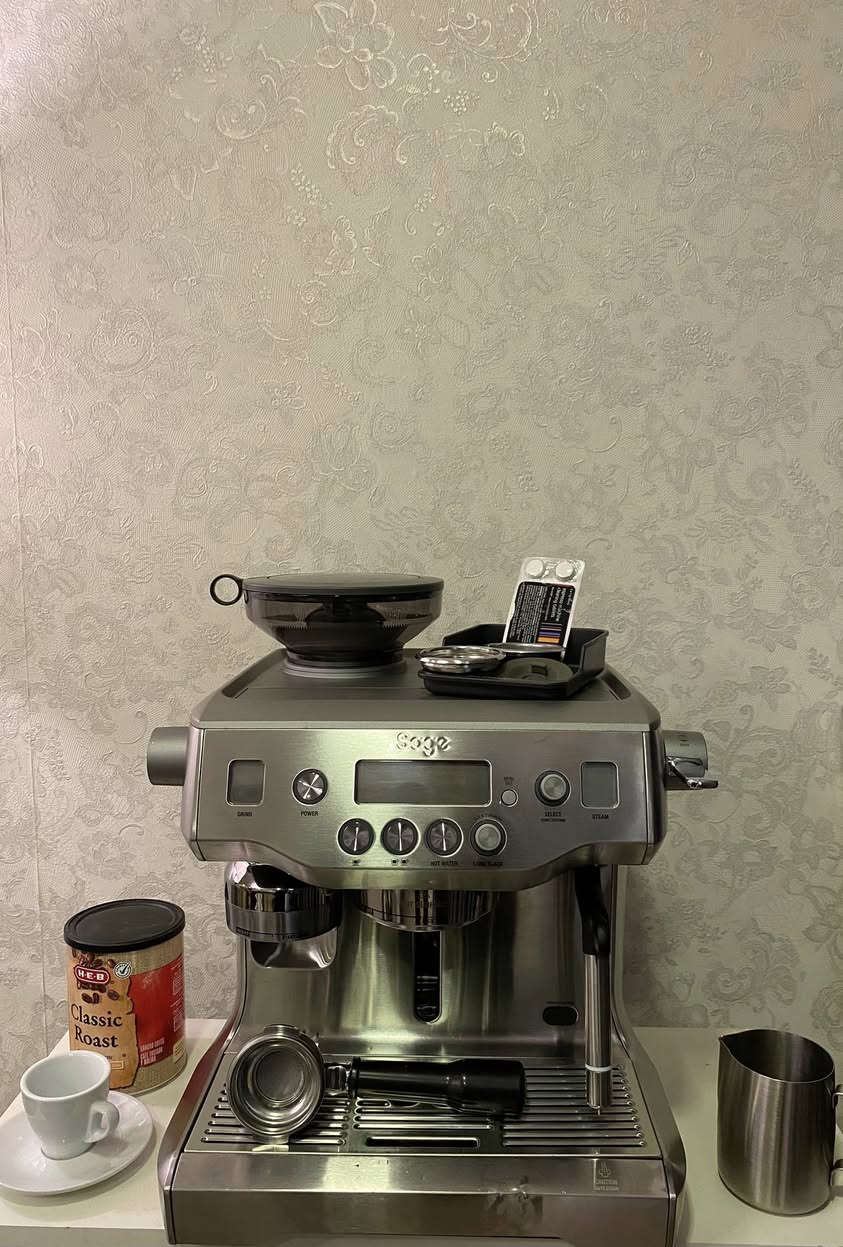 ☕ للبيع ماكينة Sage The Oracle الأصلية – استخدام خفيف جداً
📌 الاسم الكامل:
Sage The Oracle Espresso Machine

ماكينة قهوة من أعلى فئة Sage، تعتبر من أقوى الأجهزة المنزلية شبه التجارية وتقدم جودة مقاهي بكل سهولة.

⸻

✨ الحالة:

✅ استخدام خفيف جداً
✅ نظافة 98% كأنها جديدة
✅ تعمل بكفاءة 100% بدون أي مشاكل
✅ تنظيف و تعقيم جاهز لاستخدام فورا

⸻

📦 الملحقات (كاملة + إضافات):

✔ Knock Box (نوك بوكس للتفريغ)
✔ مواد تنظيف خاصة بالجهاز
✔ إبريق تبخير الحليب
✔ بورتافلتر + سلات متعددة
✔ أدوات العناية والتنظيف

⸻

🔥 مواصفات Sage Oracle بالتفصيل:

✅ نظام Double Boiler (دبل بويلر)

الجهاز يحتوي على غلايتين منفصلتين:
 • واحدة لاستخراج الإسبريسو
 • واحدة للبخار وتبخير الحليب

📌 يعني تقدر تسوي قهوة وتبخر بنفس الوقت بدون انتظار.

⸻

✅ طاحونة مدمجة احترافية

طاحونة داخلية قوية مع:
 • طحن مباشر للبن
 • درجات طحن متعددة ودقيقة جداً

⸻

✅ توزيع وكبس أوتوماتيكي (Auto Grind + Tamp)

من أهم مميزات الـ Oracle:

✔ طحن تلقائي داخل البورتافلتر
✔ توزيع منتظم للبن
✔ كبس أوتوماتيكي كامل

يعني نفس جودة الكافيه بدون تعب أو خبرة كبيرة.

⸻

✅ بورتافلتر احترافي قياس 58mm

الجهاز يأتي مع Portafilter مقاس 58mm
📌 نفس القياس المستخدم في الأجهزة التجارية داخل المقاهي.

⸻

✅ تحكمات كاملة عبر 3 شاشات

الجهاز مزود بـ 3 شاشات تحكم لسهولة الضبط:

📍 شاشة إعداد الطحن والجرعة
📍 شاشة إعداد الاستخلاص والحرارة
📍 شاشة إعداد البخار والحليب

كل شيء قابل للتخصيص بدقة عالية.

⸻

✅ تحكم دقيق بدرجة الحرارة (PID Control)

يحافظ على ثبات حرارة الاستخلاص
لأفضل طعم وجودة Espresso ثابتة.

⸻

✅ عصا بخار قوية Microfoam

تبخير احترافي جداً لعمل:
 • كابتشينو
 • لاتيه
 • فلات وايت

مع رغوة ناعمة مثل المقاهي.

⸻

✅ مشروبات متعددة

☕ Espresso
☕ Long Black
💧 Hot Water
🥛 Milk Drinks

⸻
‼️راسل الصفحه لاجراء عمليه الشراء


**إذا كنت صاحب هذا الإعلان وتريد حذفه لأي سبب، رجاءا أرسل رسالة إلى الدعم الفني**