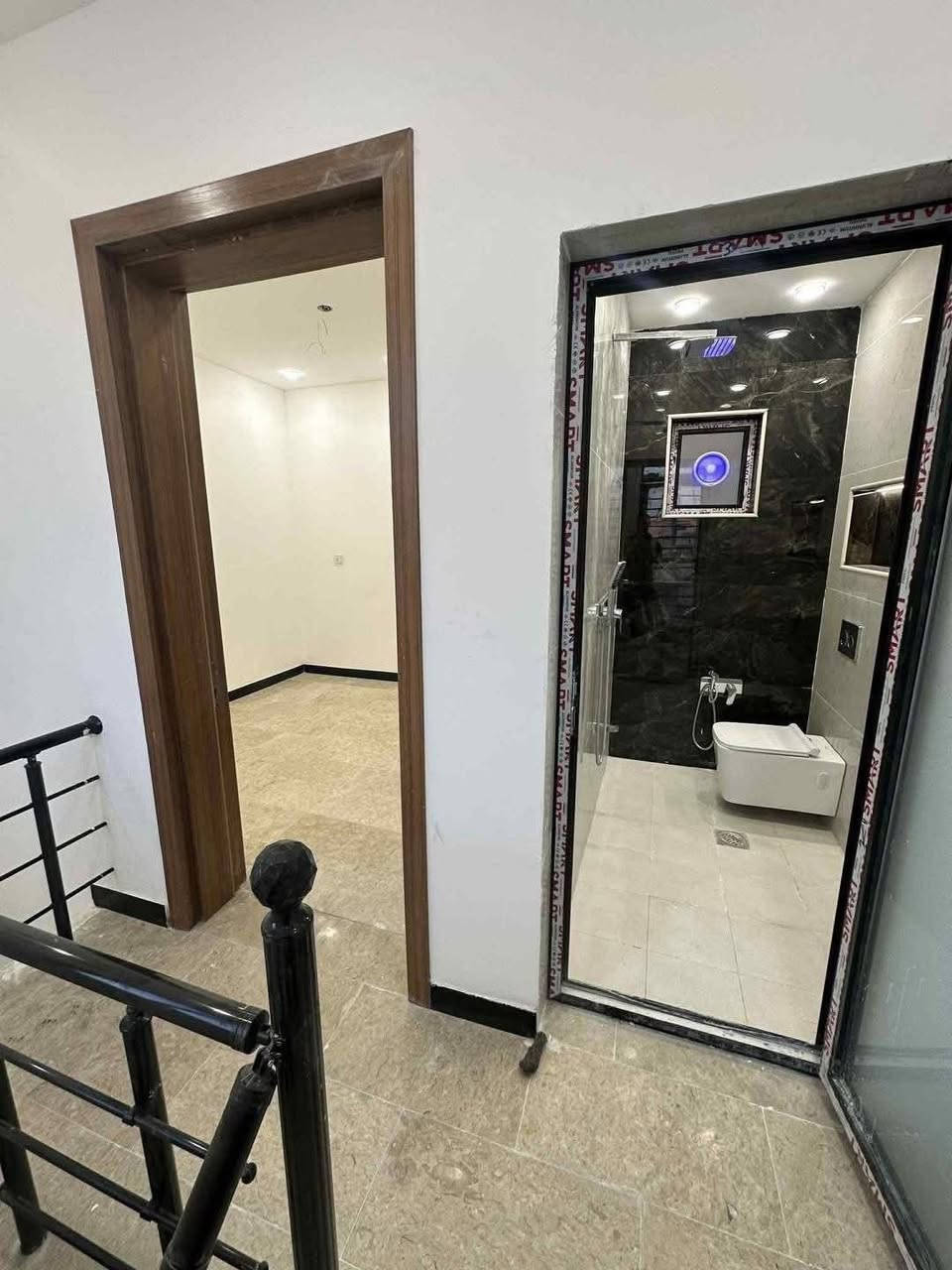 💎 للإيجار في السيدية 💎
📢 منشور رقم: ((608))
🏠 مكتب المتحدة للاستثمار العقاري
بيت ٥٠ متر للأيجار زيرو مودرن 
تتكون من:
•تشجير 
• ٣غرف نوم
• صالة
• مطبخ
• خدمات عدد ٢ 
💰 بدل الإيجار: مليون دينار 

📞للاستفسار:☎️ ***********
