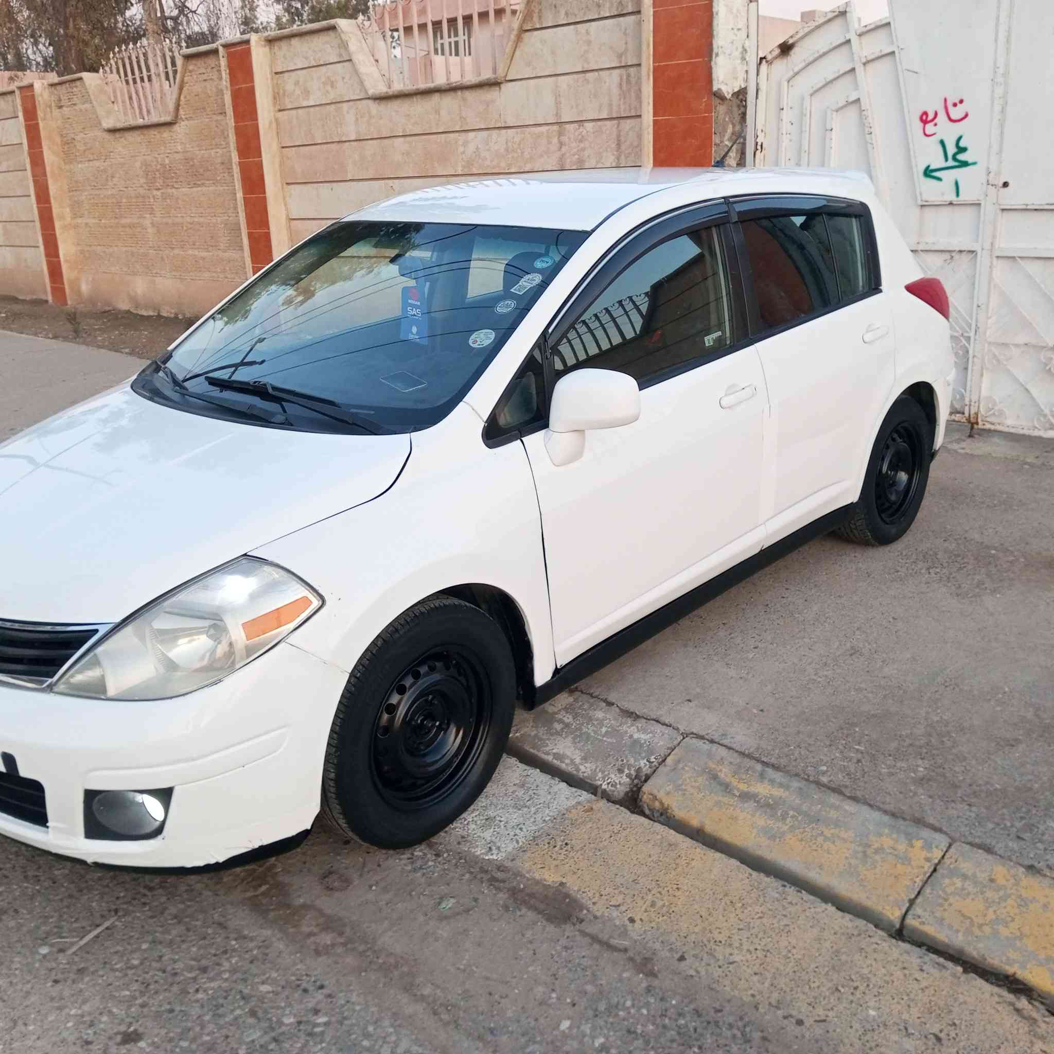 ڤێرسا 2011 چاڕ پارچەی هەیە کەمیک ناوەوی گرتوە بۆیاخە  سەنەوی و هەزەی هەموو نوێە 
شوین هەولیر  نرخ 80گەڵا ***********
