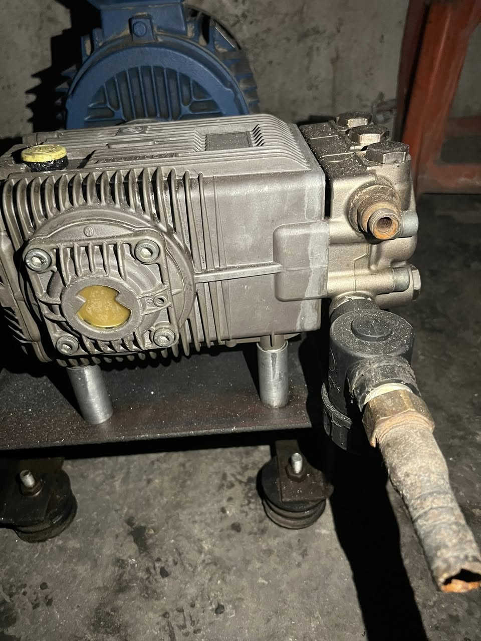 ضاغطه للبيع للاستفسار اتصل ***********
