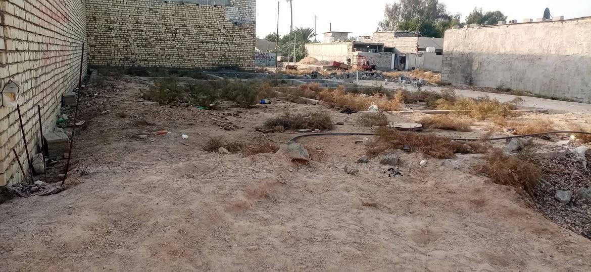 قطعه ارض نهايه اربع شوارع مدخل سكله الركابي مي كهرباء بتلو ودفن كامله منطقه مذكوره بلاكساء وباقي الخدمات هل ايام المقبله 200 متر   كامله ابيع موجهه فرع 13
منطقه ستار الطوكي خلفها  راح يبشلون مشروع السندباد *********** متواجد ع واتساب وع الرصيد
