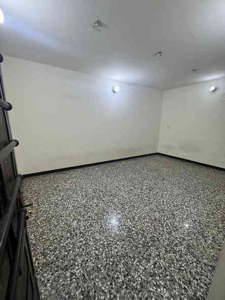 شقة ضخمة للأيجار 
المحتويات 🏠2 غرف نوم+هول و مطبخ +صحيات وسطح
الموقع مميز📍غزالية على الشارع العام البدالة مجاور كوخ المندي
الايجار 550 الف للأستفسار ***********
