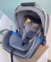 كرسي سيارة للأطفال من ماركة كيديلو بحالة ممتازة. لونه رمادي مناسب للأط...