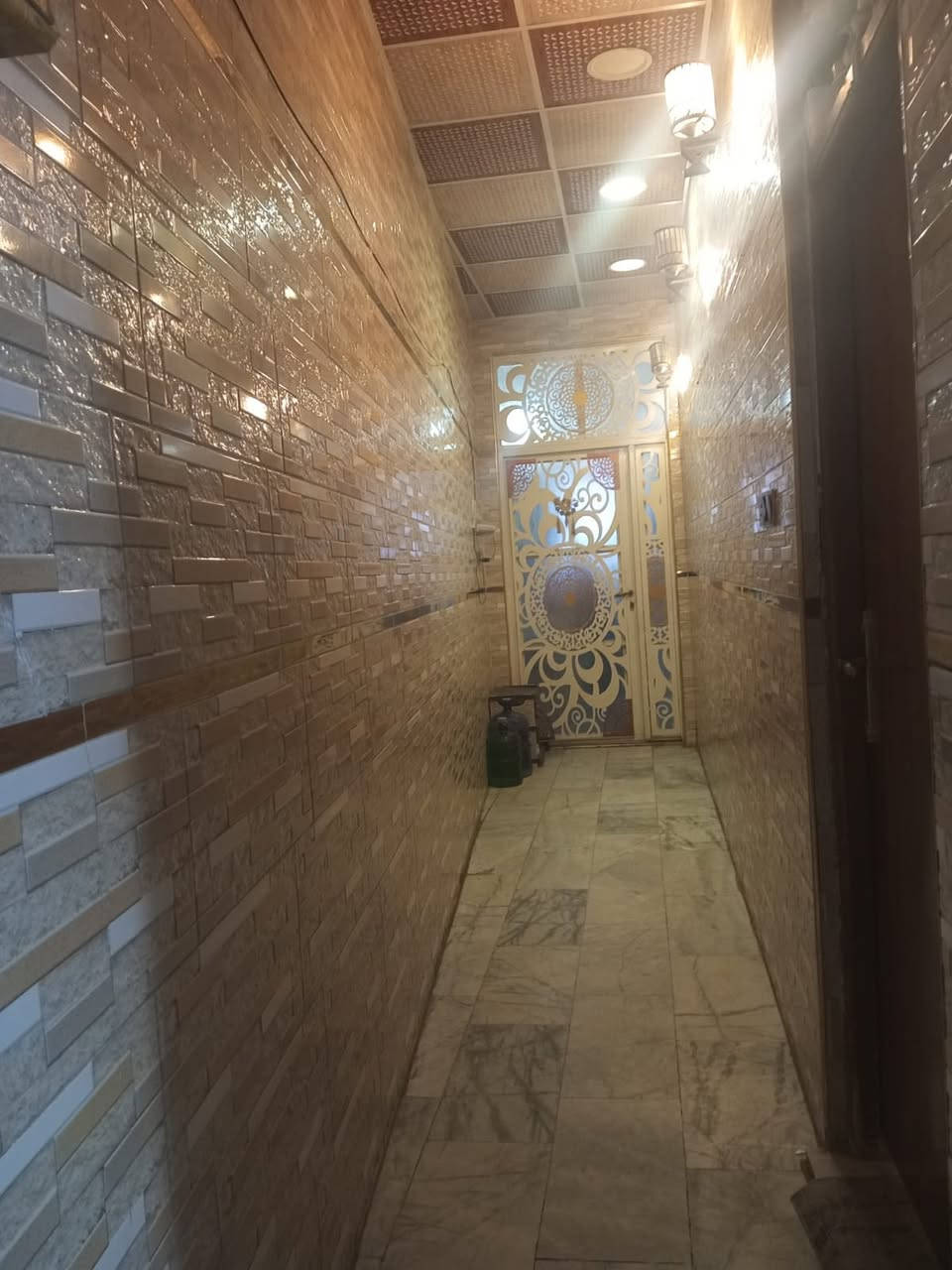 بيت طابقين مسلح درجه أولى حسب ما موضح بالصور استقبال وصاله جبيره ومطبخ وصحيات ومكشوفه طابق ارضي وغرفتين وصاله طابق ثاني الي يحب يتواصل مكتب ابو سيف الجبوري للوساطة العقارية *********** /***********
