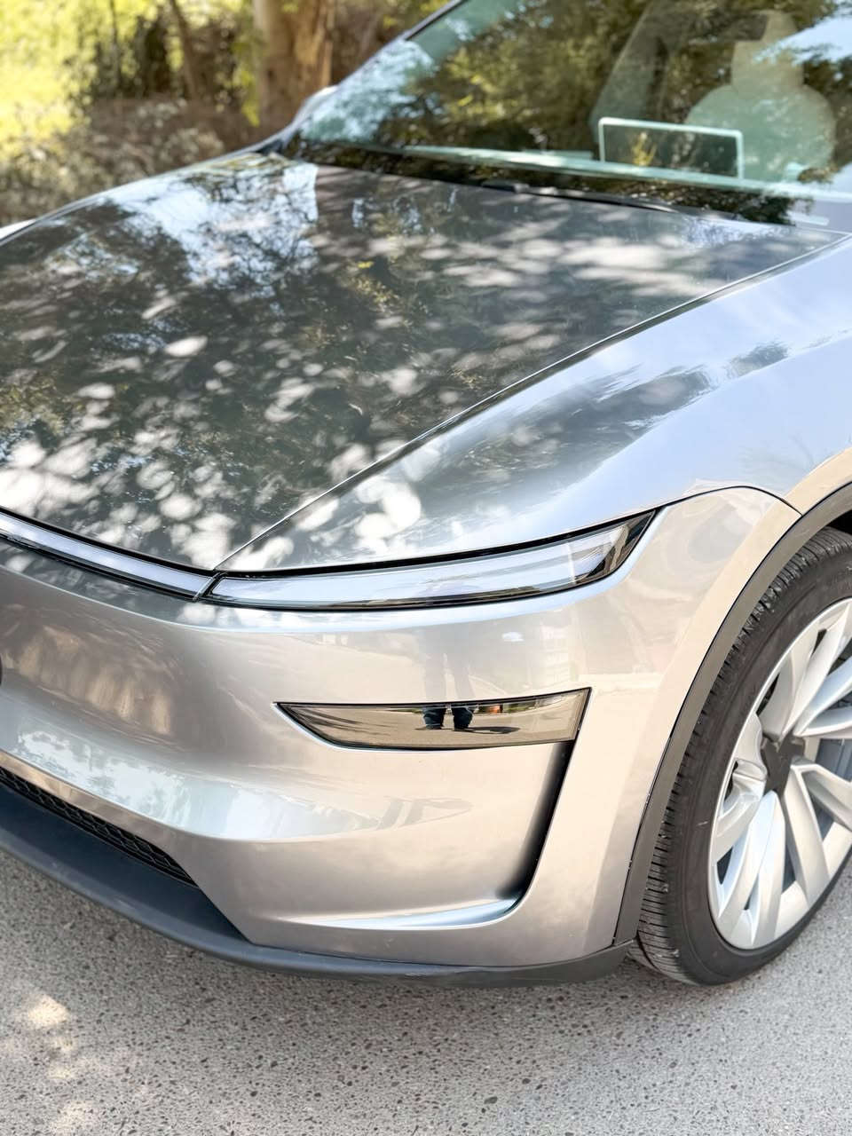 Tesla Model Y 2026 - Juniper
الشكل الجديد كلياً 

سنكل موتور - لونك رينج
الشحنة الوحدة ٦٠٠ كم تقريباً

العداد: 4.000Mile فقط زيرو

المواصفات:-
داخل جلد أبيض
المقاعد ( تدفئة + تبريد )
كامرة أمامية
شاشة خلفية 
أنارة محيطية
والمواصفات الباقية الاعتيادية 

الحادث:-
ست قطع صبغ وصور الحادث مرفقة
أيرباك سستم وشغال بالكامل
بدون دواخل

- وياها باج تضليل رسمي من مرور أربيل باقي بي مدة سنة

السعر 26.900$ فقط
موقع السيارة بغداد الاعظمية
***********
