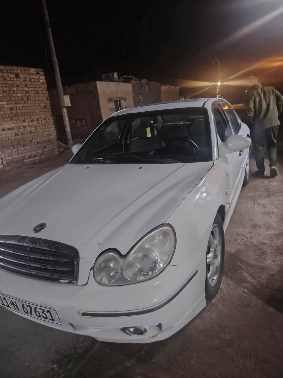 السلام عليكم سوناتا موديل 2000 
كيرر ومكينه بلاد 2000 اوتماتيك 
رقم بغداد دولي بأسمي سنوية لل 27 تخم تاير وحدادية توب بس الكمبريسر توه لطش  مكان السيارة ناصرية مركز للاستفسار رقم الهاتف ***********
