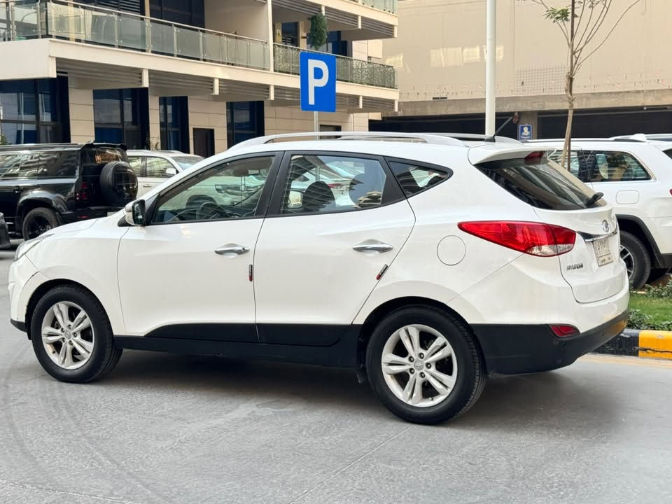 السيارة وارد خليجي مكفولة بيها فقط بنيد مبدل بدون دواخل بدون كلشي
دبل فتحة بانوراما تحكمات رادارات كامرة. اشاير مكينة 2000 
مكاني بغداد - الشعب 

سعر 130$ وبيها مجال لطيبين 
***********
