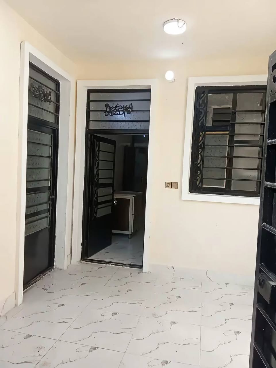 بيت 100 متر بكربلاء حي العباس بناء درجه اولى طابقين يحتوي على 3 غرف نوم و أستقبال و صاله و مطبخ و صحيات طابو زراعي سند 25 تحويل مباشر من صاحب السند {{ السعر 140 مليون }}
 للأستفسار *********** واتساب علي سلام
