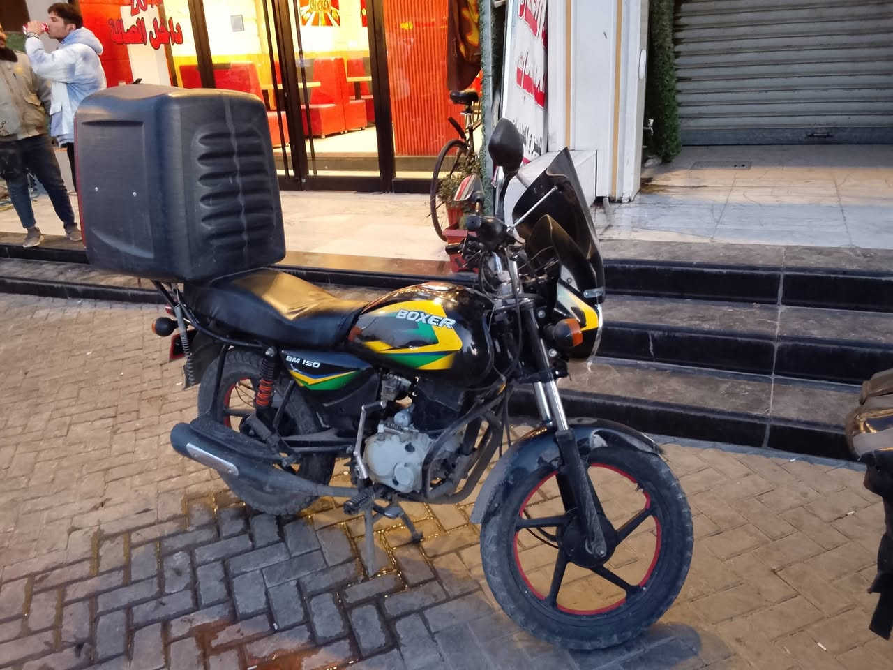 سلام عليكم بوكسر البيع موديل 22رقم سنويه بسمي كفاله عامه مكان بغداد الزعفرانيه سعر   1900
***********
