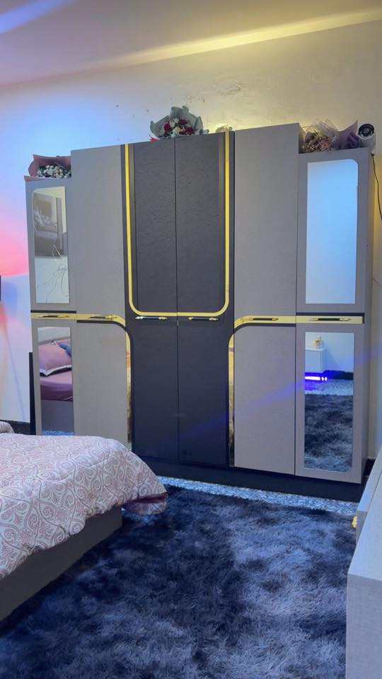 السلام عليكم غرفه نوم تركيه قبل شهر اخذتها وهسة اريد ابيعها بيها ضرر موضح بالصورفقط بالمرايه عارضها 575 وبيها مجال مكاني الدوره الاثوريين 
*********** واتساب
