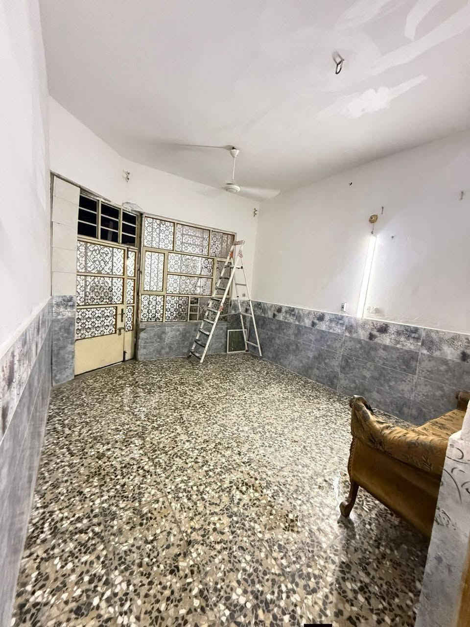 بيع او مراوس دار 80متر السعر 60مكاتبه فقط
العنوان ام الكبر والغزلان خلف كوفي السلطان 
طابق واحد غرفة نوم مع حولي وملحقات مع استقبال مع كراج وملحقات صب مسلح ارتفاع 3ونص جاهز وفارغ البيت ***********
