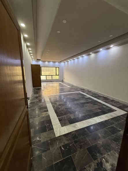 للايـجـار 🏡 الكرادة خارج

عنوان العقار 📍 الكرادة خارج خلف سما مول

🔶 المساحة 350 متر

يحتوي على كراج وحديقة وصالات عدد 2 وهول داخلي 

ومطبخ وغرف نوم عدد 5 ومجموعة صحيات ✔️

❗️ للشـركات والمكاتب التجارية والمعاهد ❗️

 ــــــــــــــــــــــــــــــــــــــــــــــــــــــــــ
‎‏‎((شركة دار السلطان للعقار حيثٌ تَلتَقي الرُوٌية ,بلتَمَيٌز ))

❗️❗️ نسـتـقـبل العروض البيع الشراء والايجار ❗️❗️

بيع - شراء - ايجار - ادارة امـلاك - مقاولات عامة

‎‏‎📊كل ماعليك الاتصال أو المراسلة على الصفحة *ʲᵒⁱⁿ ᵘˢ*

 حسن زوانة *********** - ***********

‎‏‎الفرع الاول /عرصات الهندية مجاور فندق بلوم 

‎‏‎ الفرع الثاني /الـسـيـديــة الضباط مقابل افران الرباط

‎‏‎‏‎زبائننا الكرام بِكُم نَرتقي ونَتشرف بزيارتِكم ونَفتخر بخِدمتِكم ❤
