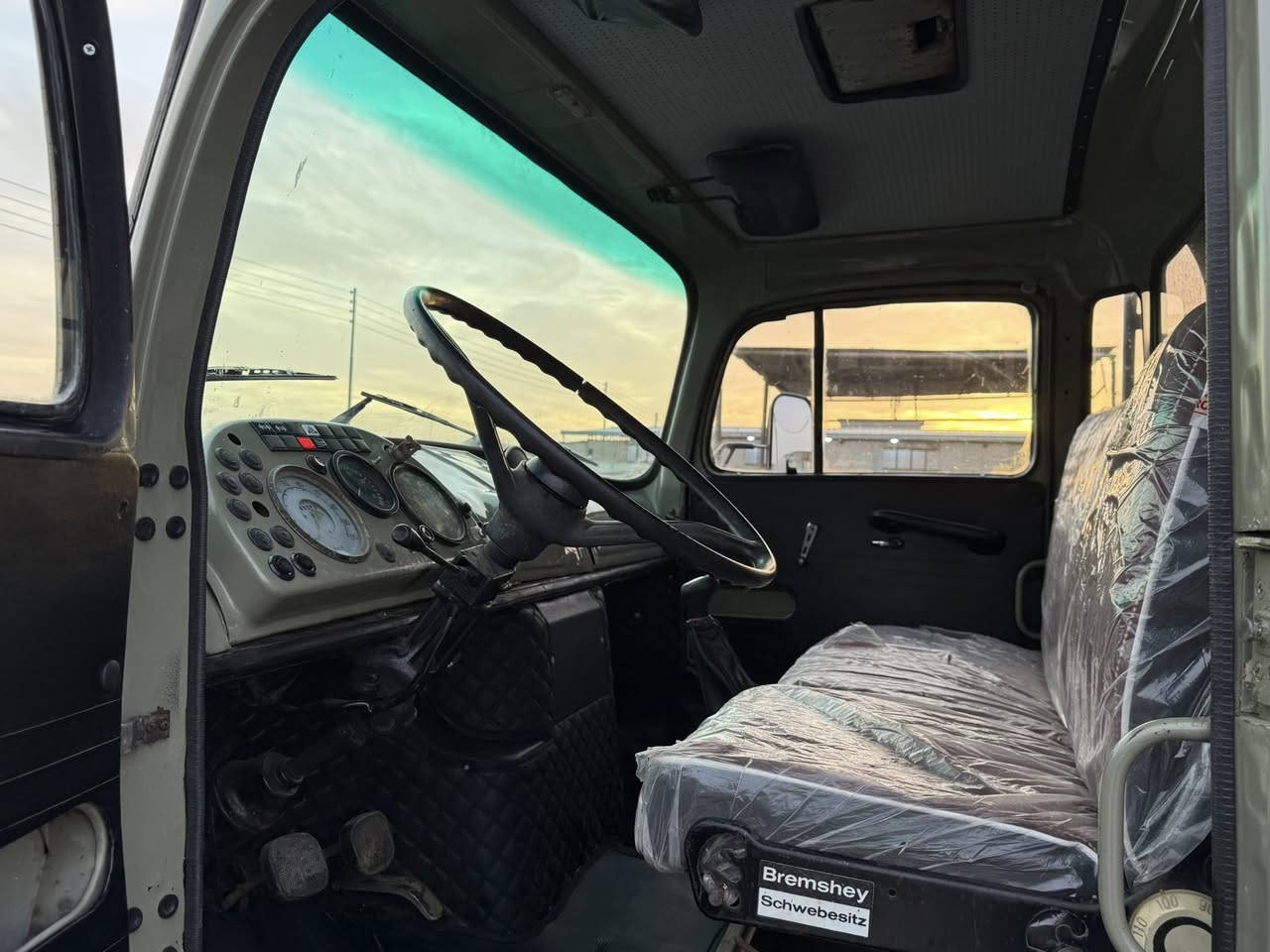 سلام عليكم اقجم موديل 80 بلادي وضع شركة  قماره مبخرة  شاصي بلادي بدون صبغ كير مكينه ستندر شركه تانكي جديد تايرات نص عمر رقم نينوى نكليزي بسمي بسنويه تنكرر
الاستفسار على الرقم ***********
