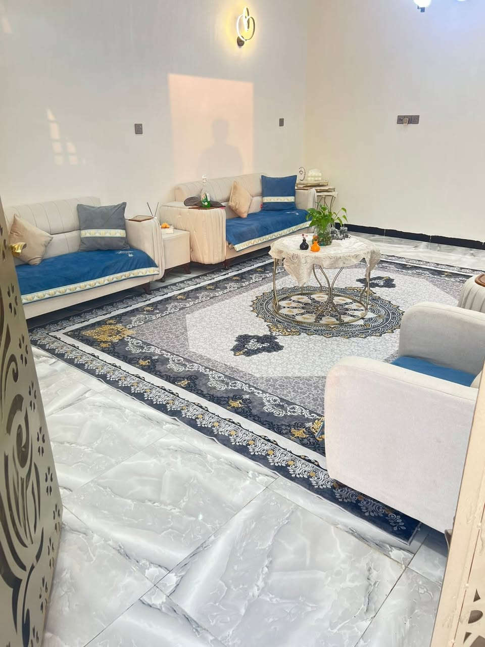 سلام عليكم بيت للبيع مساحت بناء 180 متر مساحه لكليه 400 متر يحتوي طابقين 3 غرف نوم مطبخ صاله بيت حديث لبناء لمكان تاجي مشاهده وتفاصيل لباقيه ع هاذه رقم *********** .... ***********
