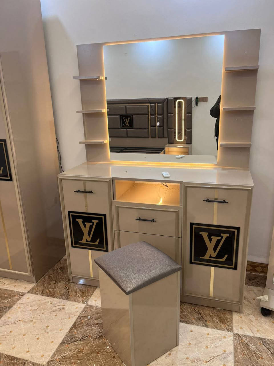 من داخل بيت الزبون
من معرض وموبليات اميد 
انسب أسعار لدينا افتر سوك بل أخير تعال يمنا وأحكم بنفسك
💥💥📣📣📣📣
يتوفر لدينا غرفة نوم 5 قطع و غرفة نوم 6 قطع وغرفة نوم 7 قطع وغرفة نوم 8 قطع وغرفة نوم 9 قطع وغرفة نوم 10 قطع وغرفة نوم 11 قطع كل موديلات غرف نوم متوفر لدينا أكثر من 200 موديل  من غرف
يتوفر لدينا غرف نوم شبايي

دوشك نفرين أكثر من 10 موديل 
دوشك نفر واحد أكثر من 10 موديل

قريولة خشب و حديد
وسفري تركي و عراقي و صيني 

تعلاكات أكثر من 21 موديل

طبلاة أكثر من 50 موديل
خماسي و ثلاثي و رباعي 

كنتور بابين و 3 أبواب و 4 أبواب و5 أبواب  و 6 أبواب 

وكاروك اكثر من 15 موديل 

مستواليت 
امرايه عمودي
ميز مكتبي 
كراسي مكتبي 
ميز طعام🍱🍜
ميز تلفزيون📺
عش مرجوحة
عش أطفال 
طخم ديوان
قريوله طابقين
زحلكيه
مرجوحة حديقه 
ميز طعام حديقه🍴

العنوان قضاء طوز خورماتو شارع عام مقابل معرض الغدير مجاور ايوب ديكورات او مجاور علي فاتح الزراعي

بإدارة
علي عباس 
***********
***********
