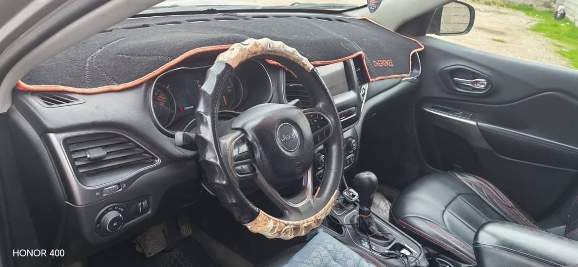 سيارة جيب شيروكي ( بزون) موديل 2019.
المحرك 4 سلندر 2400.
فئة لاتيتيود Latitude 
الحادث اللايت السكن و ما حوله.
رقم السيارة كركوك.
المكان : ناحية الزاب
السنوية جديدة و بإسمي و الهزة حديثة.
و تخم تايرات جديد.
السعر المطلوب 125 ورقة بيهة مجال قليل.
للتواصل

***********
