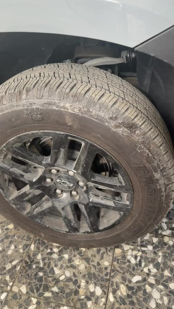 السلام عليكم تخم تاير ماركة جنرال بلادي سعرة 325 الف بي مجال بسيط نقشه ناعمه اخوان واصلي  مال سيارتي للبيع  لان شديت جبلي .. التخم قياس  20/275/60اصلي ويه السيارة جديد كلش ماشية11 السيارة فقط بس تك منهن بي فطر بسيط  مماثر بل داير بلضهر مال تاير مو بل وجه ولا بل نقشة  ومماثر ابد موجود بمنطقه زيونة ***********
