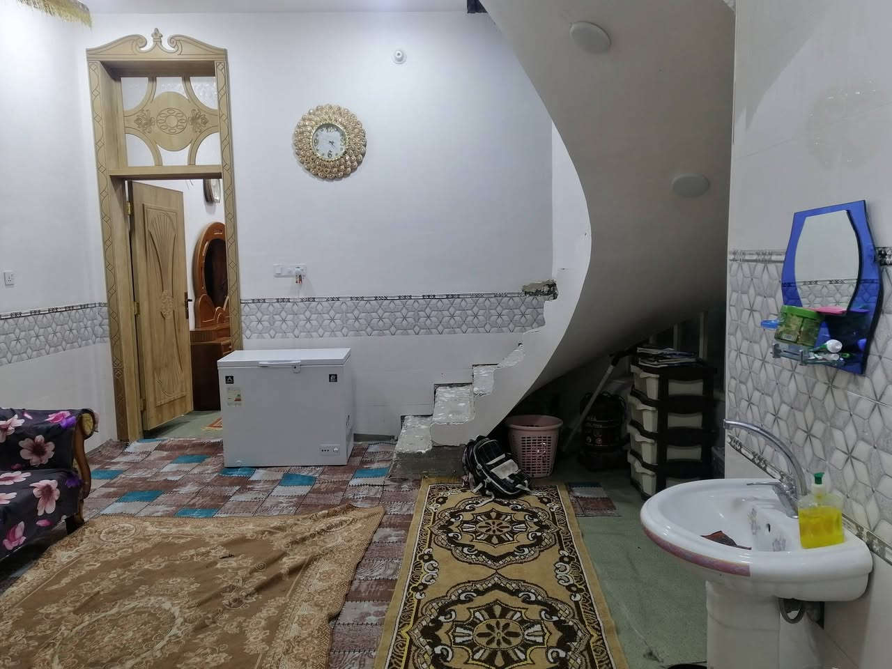 دار للبيع المساحه ١٢٠ متر طابق واحد سند ٢٥ بزوير الغربي عرض الشارع ١٠ متر حي هدوء ومرتب متكون من استقبال وهول ومطبخ وغرفه وصحيات داخليه وخارجية عايز ارضيه و فرشي السطح فقط الاتصال على الرقم ***********
