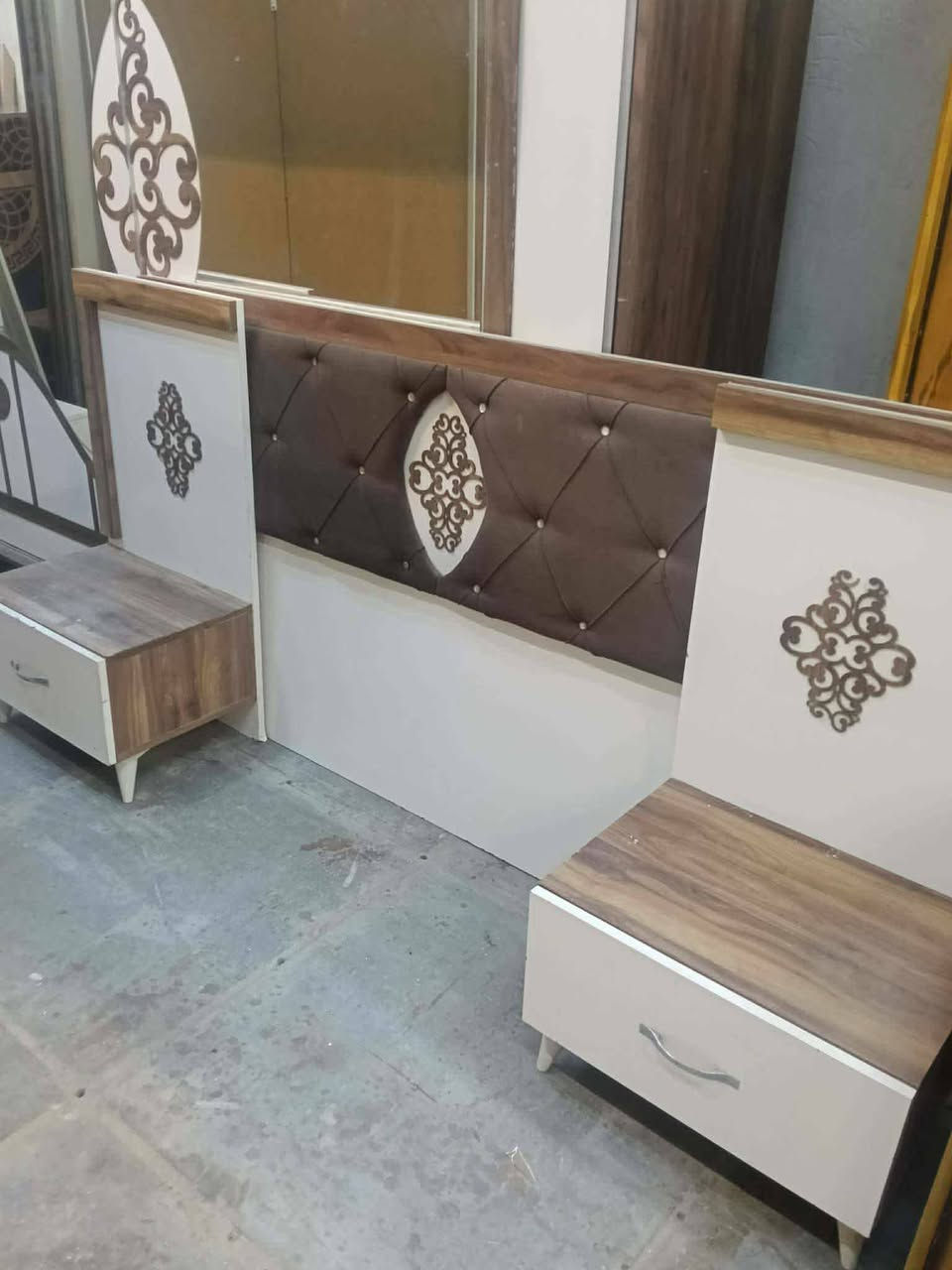 غرفه تركي 6قطع.نظيفه جدا شخطه ما بيها السعر380مع شد ونقل الحجز واتس***********
