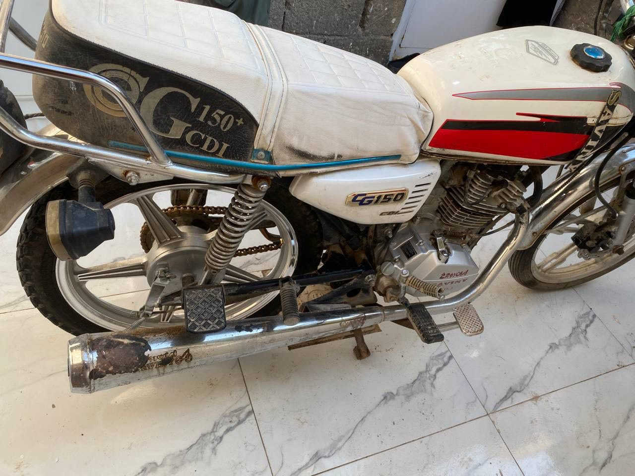 السلام عليكم دراجه للبيع أوراق اصولي محرك ما مفتوح دراجه جديده شوفت عينك 550وبيه مجال قليل ***********
