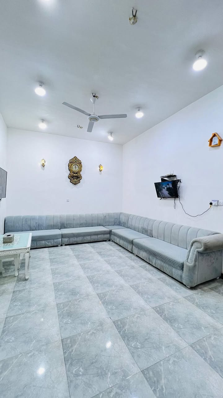 سلام عليكم ديوان كويتي نظيف ٢ زاويه ٢ قفالات عدد كلي ١٠ قطع ١٦متر مع طاوله كبيره سعر ٧٥٠ البصره ام نعاج خلف معمل ثلج الأمي الياسمين ***********وات ساب
