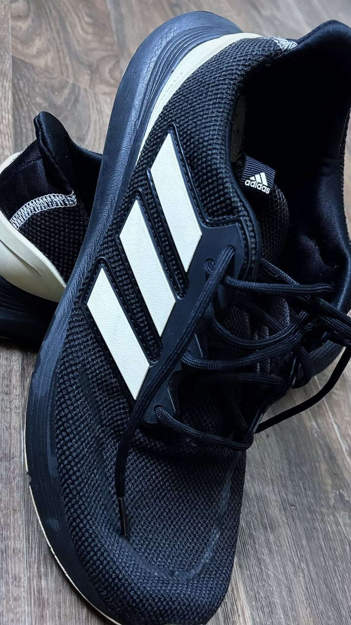 للبيع (بالة اوربي): حذاء Adidas Duramo 10 الأصلي 👟

• المميزات: وزن خفيف جداً، تهوية ممتازة، ونعل LIGHTMOTION المريح للمشي الطويل والجري.
• اللون: أسود فخم بتفاصيل كريمي.
• الحالة: ممتازة (نظيف جداً).
• المقاس: [45 وثلث]
• السعر: [40 الف] والتوصيل مجاني 
للاستفسار : ***********
