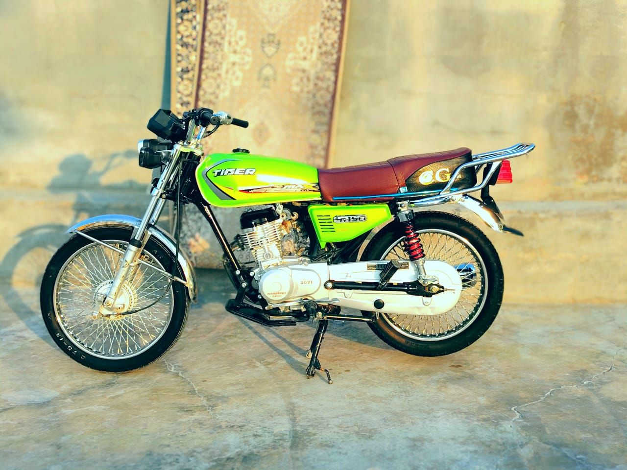 السلام عليكم عندي دراجه 4 كير للبيع موديل 2021 محرك مامفتوح الدراجه نضيفه كدامكم انطيك بيها شرط 
 مراوس مع خمسه كير السعر 525 وبي مجال ***********
