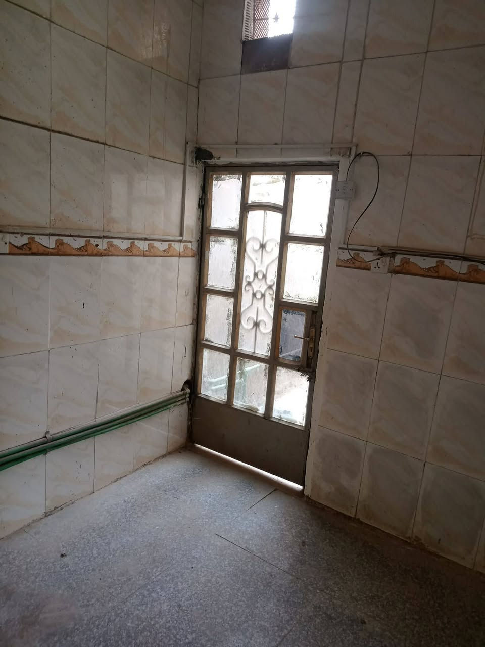 عقار ١٠٠ متر.. لبيع واجهة ٩ ونزال ١١ متر. يحتوي على غرفة نوم واستقبال وصالة وصحيات وسطح.. طابق واحد بنيان نظيف عكاده.. حي النهضة الثالثة مقابل جامع اهل. قريب عل الجمعيه. السعر ٧٥ وبي مجال للشراي. صاحب العقار *********** مكلف بنشره..
