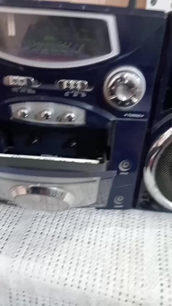 مسجل صيني سماعتين وصوته عالي بس اكوملاحظه خل اشرحلكك من اخلي الكاسيت بلباب َسده يظل يلف الكاسيت ومن افتح الباب وخلي الكاسيت بدون باب يشتغل طبيعي وعندي هاي سيديات للبيع وغراظ


**إذا كنت صاحب هذا الإعلان وتريد حذفه لأي سبب، رجاءا أرسل رسالة إلى الدعم الفني**