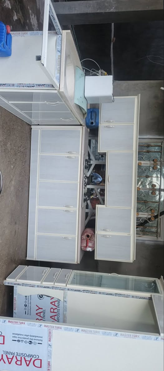 كاونتر الامنيوم  مستخدم كلش نضيف اخو الجديدقياس  7 متر.    مع طباخ ومرشح بارك تركي جاهزات وشغالت 
بعقوبه تقاطع القدس للاستفسار ***********.
