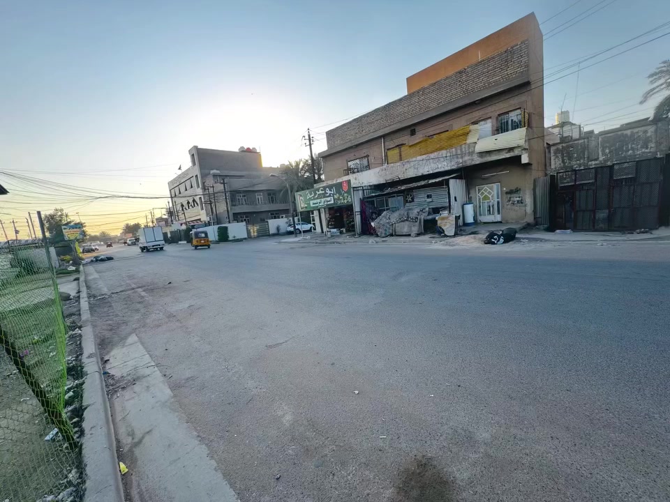 السلام عليكم دار للبيع يعتبر قطعه ارض المساحه ١٩٣ الواجه ٥'٦ والنزال ٣٠ في بغداد الزعفرانيه منطقه الرشيد ال٦٠٠ يبعد عن الشارع العام ١٠٠ متر مقابل المنتزه سند مستقل باسمي للاستفسار الاتصال على هذه الرقم *********** او واتس اب
