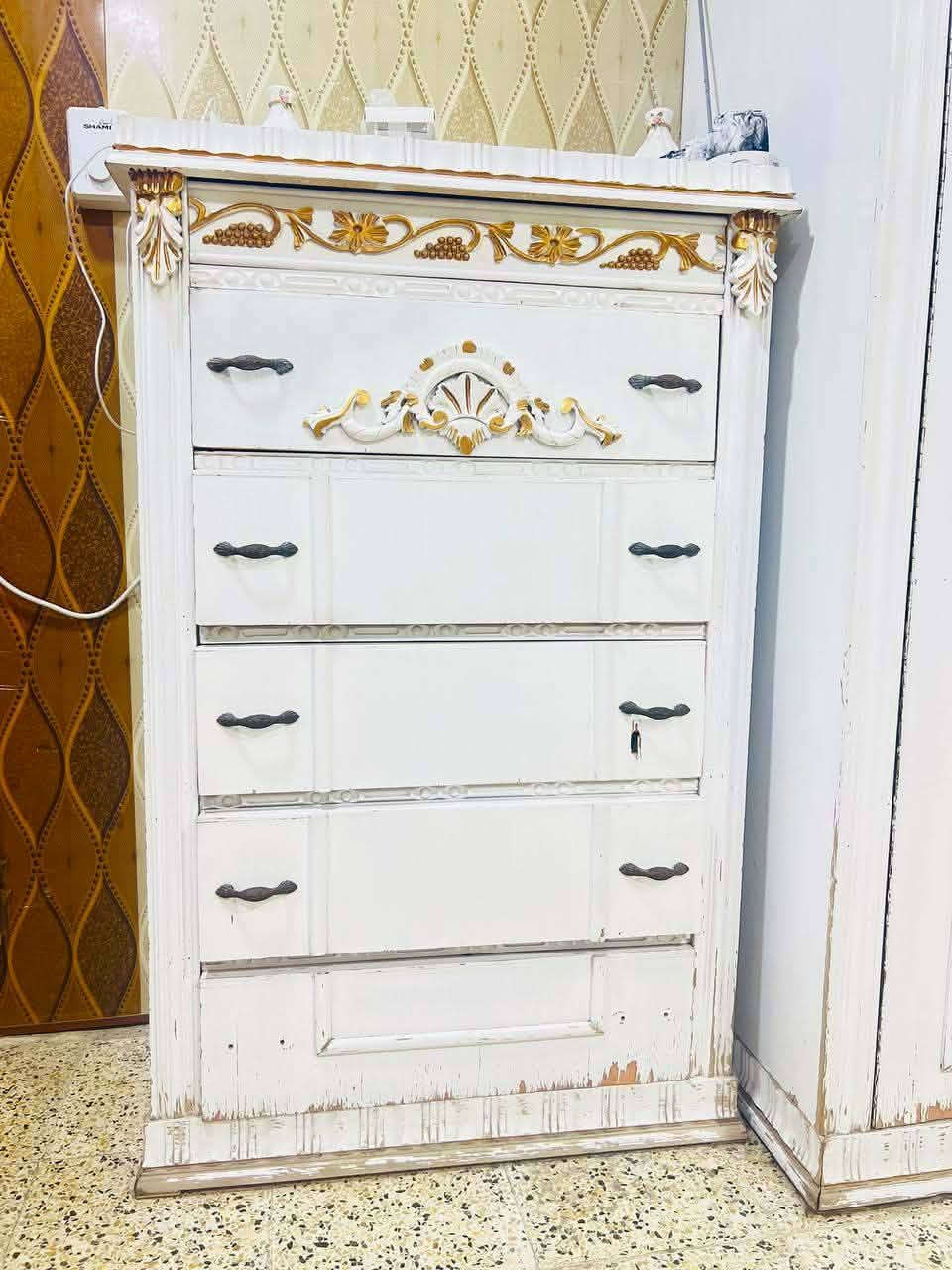 غرفة نوم خشب عراقي ثقيل السعر مليون و100 العنوان حي عدن
***********

