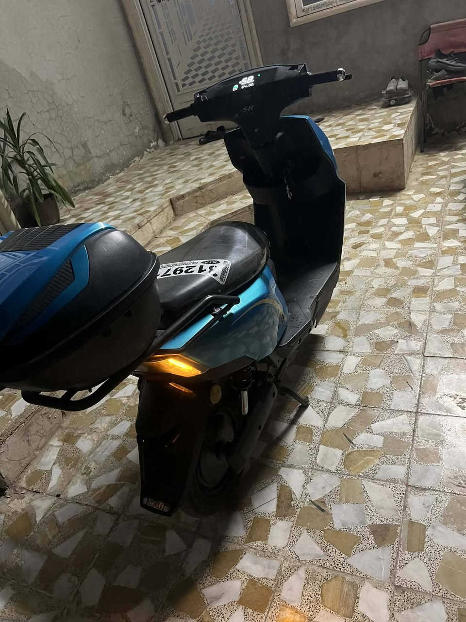 سلام عليكم  سعر 350.
لبيع. عدد البطاريات 5 شرط وين ما يعجبك نروح نفحص بي شي عليه الفحص 
ماطور نضيف درع نضيف 
مملف عقل نضاف 
اشاير لايتات كلو  شغال 
3 نمر 
صندوك لي وره 
سرعه حقيقي 55
شاحنه. كامله ملحقات 
مكاني موصل  مزارع زيونه الي يم المرور 
رقمي *********** بي وتساب 
مو شاري يرحم ولديك لا تخابر ولا تكول تعال خاص  سعر 350 ماطور نضيف وسياقتو حلو تجي وتشوف بعينك
