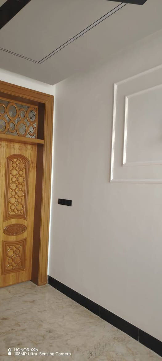 ‏بيت لبيع مساحته ١٠٠ متر طابق ونص 
‏ثلاث غرف وصالتين واستقبال وصحيات ثلاث 
‏عنوانه شارع عشرين سعره ١٨٠ بيه مجال للاستفسار مكتب بركات ام البنين ***********
‏
