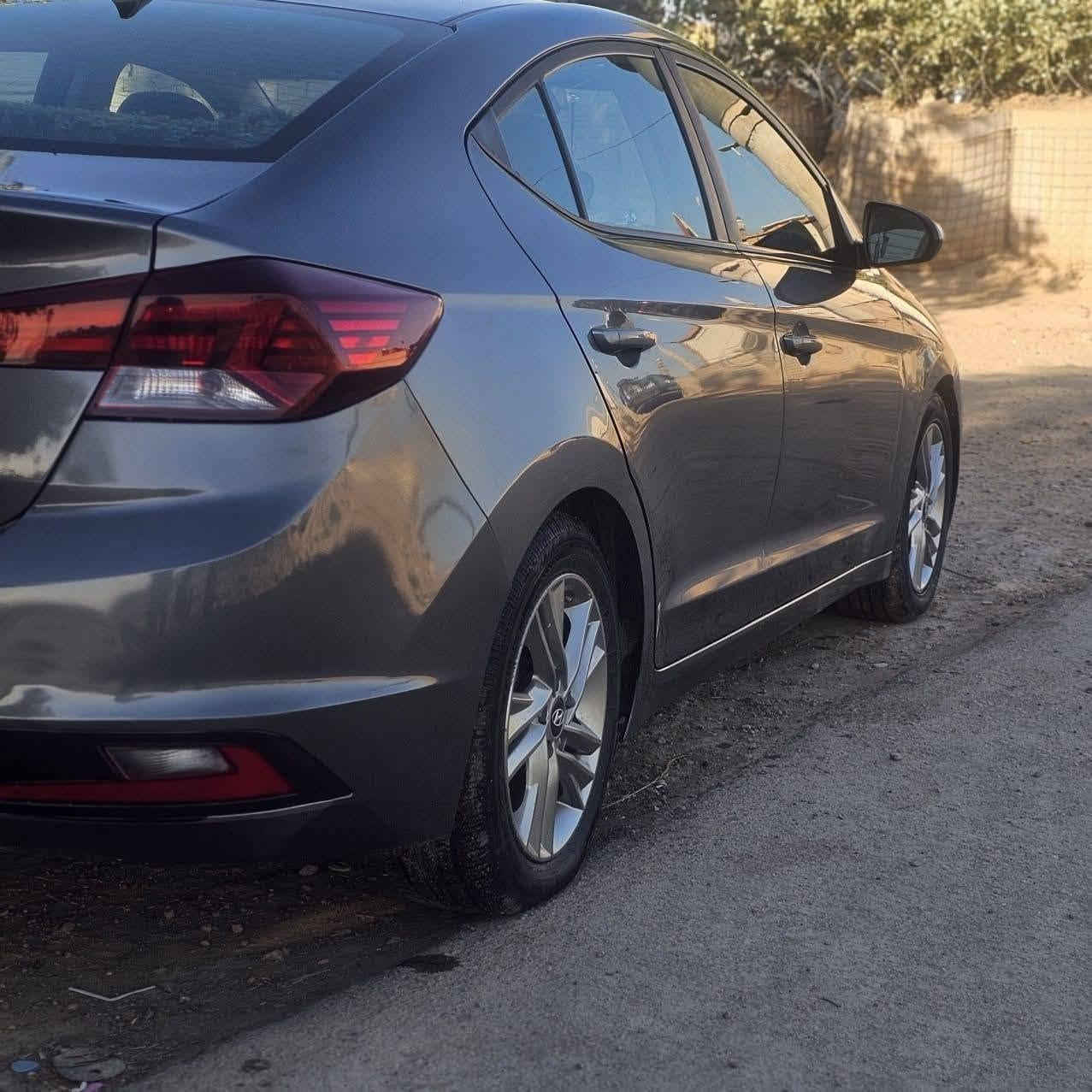 🚘✨ للبيع – هيونداي النترا 2019  

📍 المواصفات:  
✅ وارد أمريكي نظيف  
🎨 ضربة جاملغ أمامي + بنيد مصلح  
🖌️ مصبوغ نفس اللون رصاصي رمادي  
📄 ماشية 160 ألف كم فقط  
🛡️ سنوية جديدة لغاية 2030  
📍 رقم كربلاء باسم المالك  

🛠️ التفاصيل:  
🛞 تخم تاير جديد  
⚙️ محرك وكير خير من الله  
🔧 كير أيتي مضمون  
🚙 السيارة كلش نظيفة وجاهزة للاستعمال  

💵 السعر: 137 وبي مجال  
📞 للتواصل واتساب + فايبر: ***********  

#هيونداي #النترا #النترا_2019 #سيارات_العراق
