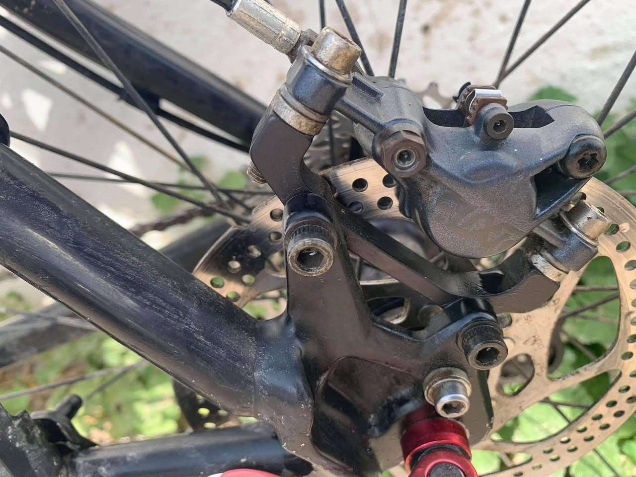 ​الماركة: كانونديل (Cannondale)، وهي علامة تجارية أمريكية رائدة ومعروفة بجودة هياكلها.
الطراز: F5 (سلسلة F)، وهي دراجة جبلية مصممة للأداء الرياضي على الطرق الوعرة واليومية.

​2. الحجم (Size)

​حجم العجلات: يظهر من الصورة "136978.jpg" أن الدراجة تعتمد على عجلات بحجم 26 إنش، وهو الحجم الكلاسيكي لدراجات الجبل التي توفر تحكماً عالياً وسهولة في المناورة.

​حجم الهيكل: الهيكل يبدو من القياسات المتوسطة (Medium)، وهو مناسب للأطوال التي تتراوح غالباً بين 165 سم إلى 178 سم تقريباً.

​3. المواصفات الفنية (Specifications)

​مادة الهيكل: ألمنيوم خفيف الوزن وعالي القوة (تبدو اللحامات واضحة بأسلوب كانونديل المميز).

​نظام التعليق (المساعدات): مساعد أمامي (Front Fork) لامتصاص الصدمات.

​المكابح: ديسك بريك (Disc Brakes) ميكانيكي يوفر أداءً ممتازاً في الأجواء الرطبة والترابية.

​مجموعة السرعات: 

​ناقل حركة خلفي وأمامي متعدد السرعات.

​أذرع التدوير (Cranks) من نوع Truvativ.

​الإطارات: إطارات جبلية بنقشة خشنة لتوفير الثبات على الأراضي الرملية والصخرية.

​الماركة: كانونديل (Cannondale)، وهي علامة تجارية أمريكية رائدة ومعروفة بجودة هياكلها.
السعر ٦٠٠$ الاتصال على الرقم
***********
