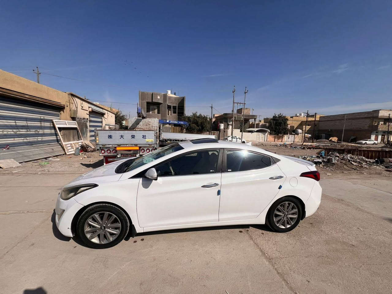 السلام عليكم
النترا 2016 خليجي محرك 2000 رقم بصره انكليزي باسمي  السياره فول عدا البصمه 
بيها صبغ بالهلال الايسر الخلفي وتبديل قبق جنطه والباقي كفاله عامه 
مكاني ناصريه مركز السعر 125 وبيها مجال قليل ‭0787 185 5091
