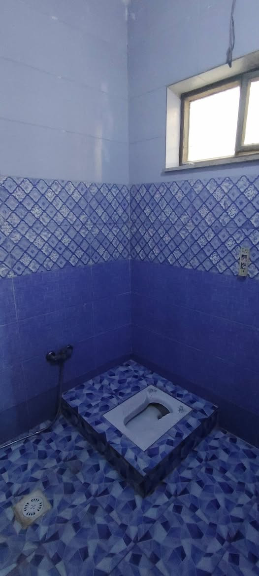 السلام عليكم بيت للايجار طابق واحد 150 متر 1 غرفة نوم و استقبال ومطبخ وحولي  وحديقة وساحة البيت جديد البيت كاشي و سراميك مكان البيت بغداد الزعفرانيه شارع الكهرباء  للاستفسار اكثر الهاتف ***********
