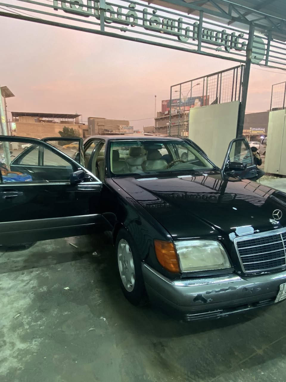 سيارة مارسيدس شبح
موديل ١٩٩٦ 
سيارة كاملة من كلشي كهربائيات 
 كير و مكينة جديدة ناعمة 
تخم تاير جديد 
سيارة بس البنيد طايح صبغ منه كد شبر 
تحويل مباشر 
مكانها بغداد المدائن 
السعر ٥٣ وبيها مجال 
***********
